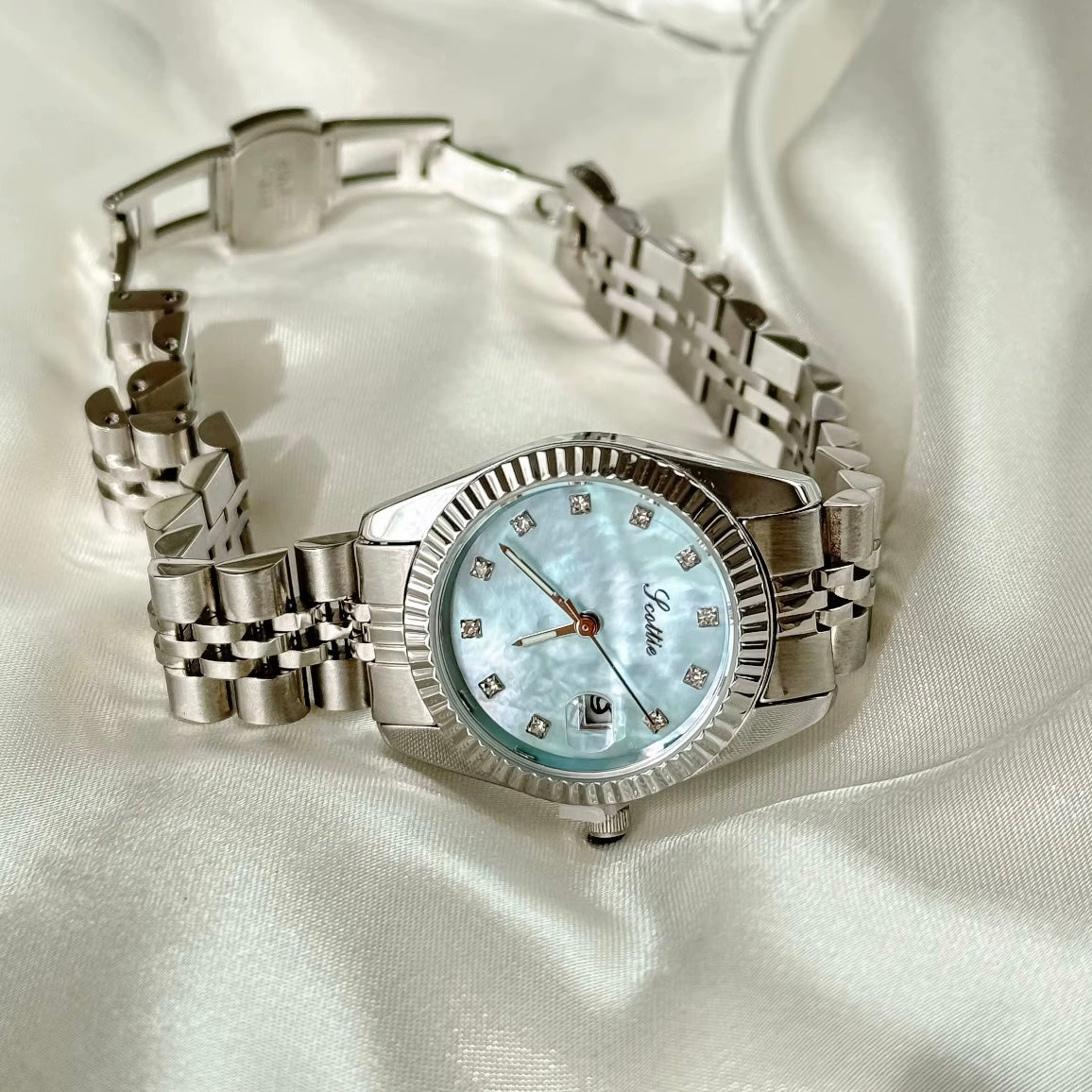 women watch Scott 9393B